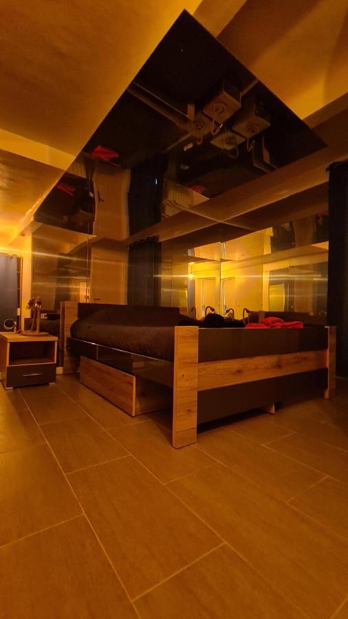 T2 Chambre Miroir Jardin Et Parking Prive Marseilles Exterior foto